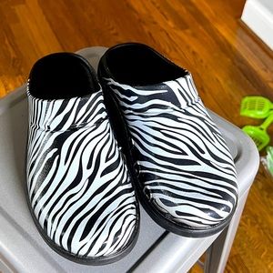Oofos Zebra printed clogs women’s size 9 - only worn 3 times.